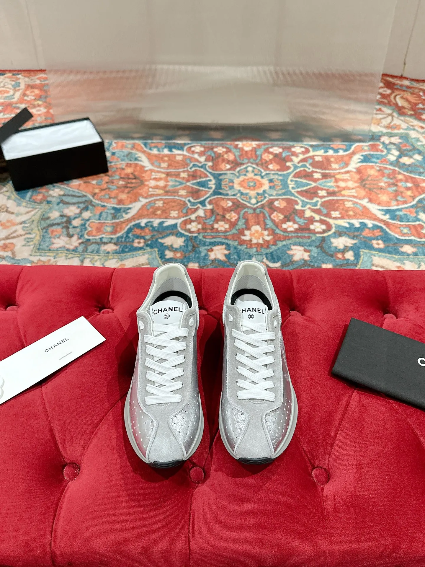 👟👟Ex-factory price 600👟👟 CHANEL Chanel classic sneakers, super internet celebrity series! There are so many Internet celebrities on their feet, and the counter is super popular〰️〰️ The world of Chanel has always been a dream for girls, the simple partition design is a super interpretation of multiple texture effects, the most eye-catching LOGO double C is also my favorite, no matter how you match it on your feet, the effect is completely amazing✔✔✔I must recommend you to buy this one⚡️⚡️Bangladesh environmentally friendly leather upper, original private model TPU outsole The color details are all compared 🆚 at the counter! Perfect presentation with zero color difference ❥ ❥ Every detail is beyond the genuine level! There is no pressure in and out of the counter☑️Number of yards: 35-40